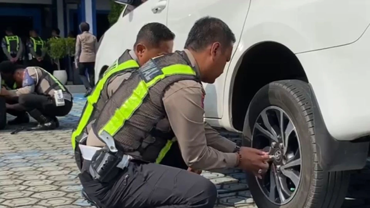 Polres Jombang Turunkan ‘Tim Burog’ Bantu Pemudik: Siap Jadi Montir Dadakan, Jago P3K, hingga Antar Bensin